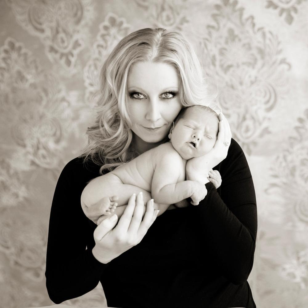 anna holding newborn baby image